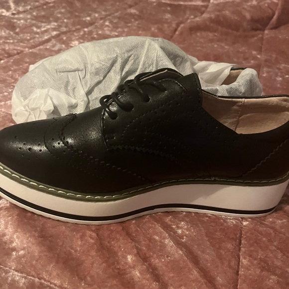 Shoes - Stylish black oxfords